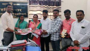 सारथीच्या शिका व कमवा उपक्रमाच्या पहिल्या कमाईतून विद्यार्थ्यांनी दिले आई-वडिलास कपडे भेट