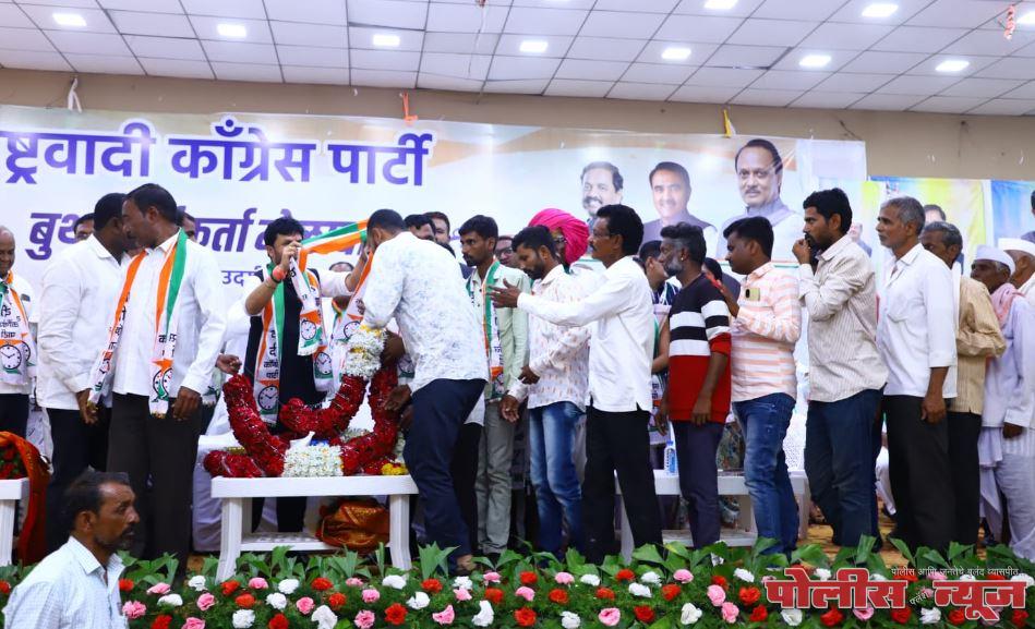 ना. बनसोडे यांच्या नेतृत्वावर विश्वास ठेवून शेकडो कार्यकर्त्यांचा राष्ट्रवादी काँग्रेसमध्ये प्रवेश