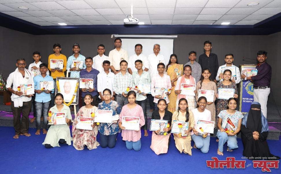 नुसतेच मार्कवंत नाही तर माणुसकी जपणारे गुणवंत बना - उपजिल्हाधिकारी सुशांत शिंदे