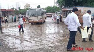 बसस्थानकाच्या आवारात चिखलच चिखल, प्रवाशांना नाहक त्रास : परिवहन मंडळाचे दुर्लक्ष