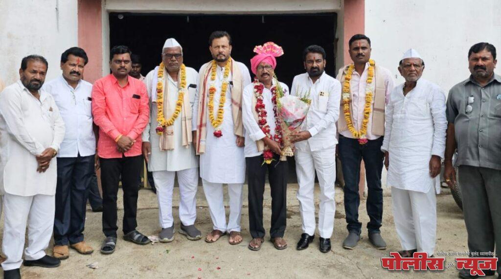 औसा आडत असोसिएशन पदाधिकाऱ्यांचा राज्य बाजार समिती संघाचे उपसभापती सोमवंशी यांच्या हस्ते सत्कार