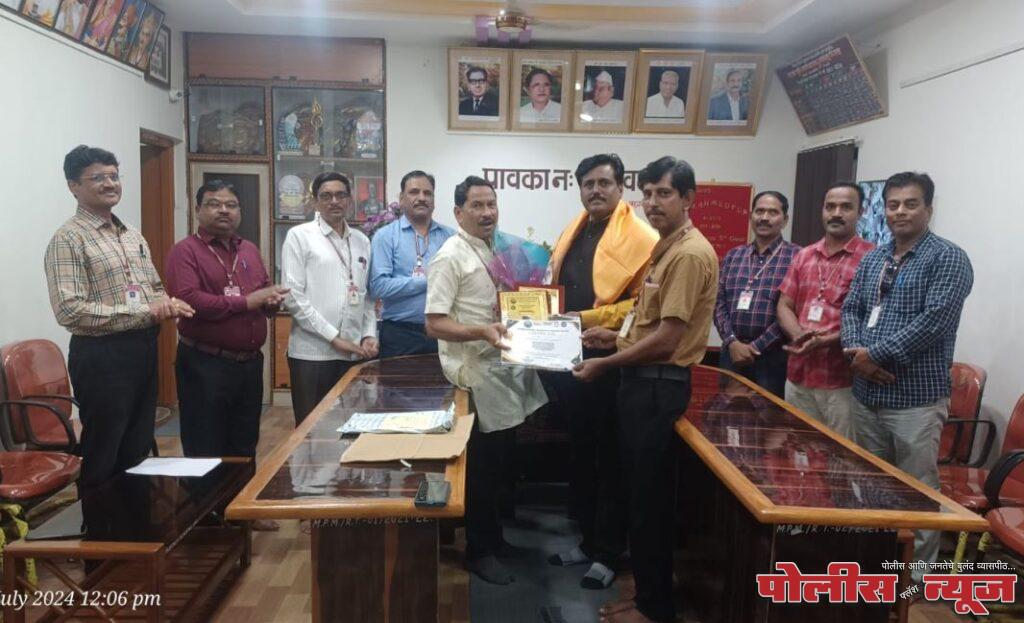 आंतरराष्ट्रीय पुरस्कार मिळाल्याबद्दल महात्मा फुले महाविद्यालयात डॉ. बळीराम पवार यांचा सत्कार