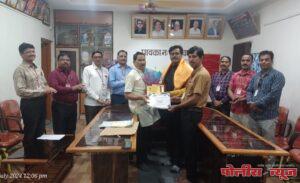 आंतरराष्ट्रीय पुरस्कार मिळाल्याबद्दल महात्मा फुले महाविद्यालयात डॉ. बळीराम पवार यांचा सत्कार