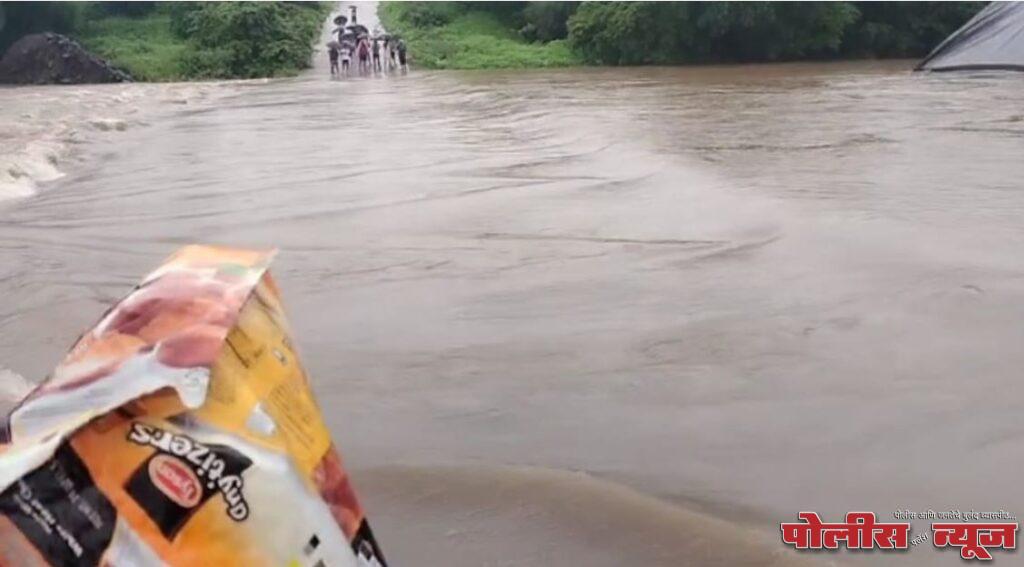 मन्याड नदीला पुर ! सुनेगाव ( शेंद्री) चा रस्ता,पुल गेला पुराच्या पाण्याखाली ;गावाचा तालुक्याशी संपर्क तुटला