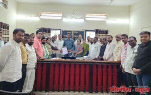 शेतकऱ्यांची संपूर्ण कर्जमाफी करावी या मागणीसाठी काँग्रेस आक्रमक, शासनाला निवेदन