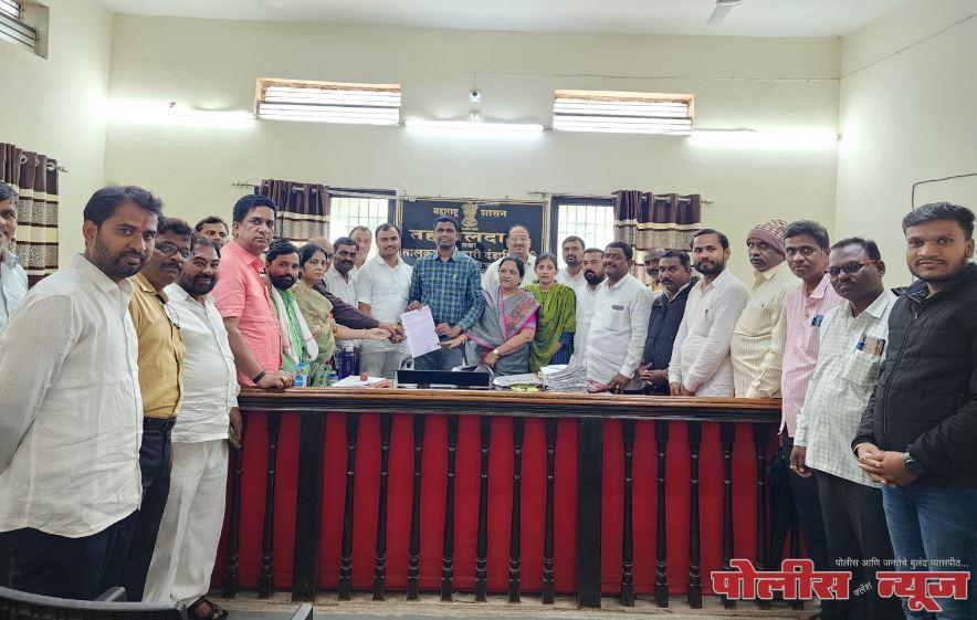 शेतकऱ्यांची संपूर्ण कर्जमाफी करावी या मागणीसाठी काँग्रेस आक्रमक, शासनाला निवेदन