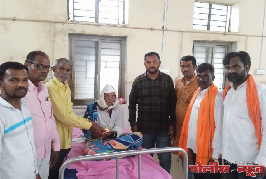 शिवसेना पक्षप्रमुख उद्धवजी ठाकरे साहेब यांच्या वाढदिवसानिमित्त ग्रामीण रुग्णालय अहमदपूर येथे रुग्णांना फळे वाटप