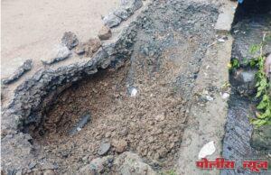 नगर पालीका पाणी पुरवठा विभागाचा ढिसाळ कारभार ;पाण्याची पाईप लाईन सोडून दुसरी कडेच खड्डे अंदाज चुकल्याने रस्त्याची चाळण