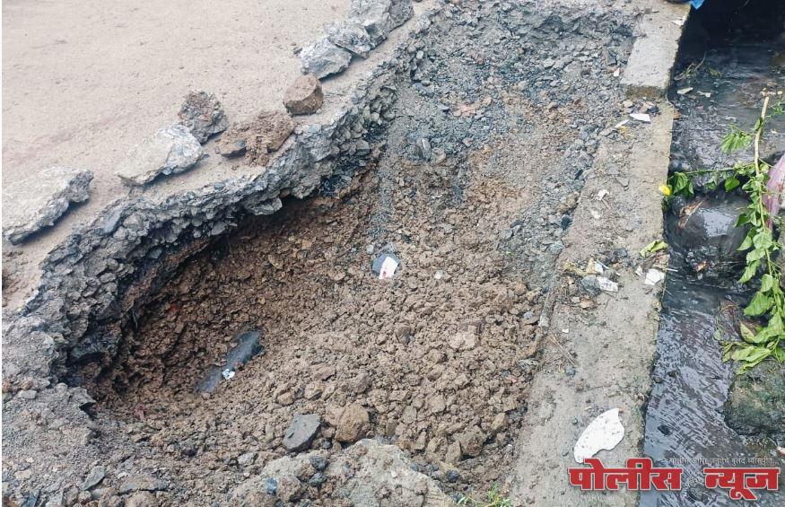 नगर पालीका पाणी पुरवठा विभागाचा ढिसाळ कारभार ;पाण्याची पाईप लाईन सोडून दुसरी कडेच खड्डे अंदाज चुकल्याने रस्त्याची चाळण