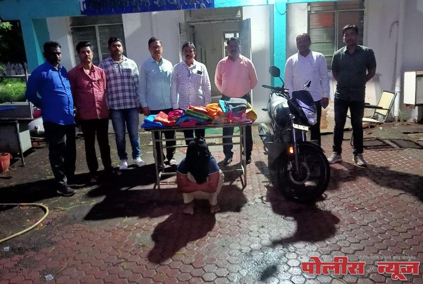 कापड्याच्या दुकानात चोरी करणाऱ्या अट्टल गुन्हेगाराला, 1 लाख 28 हजार रुपयाच्या मुद्देमालासह अटक. स्थानिक गुन्हे शाखेची कारवाई