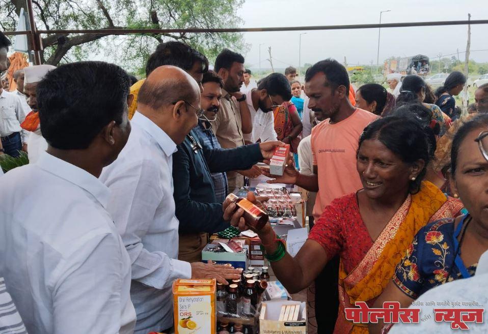 अहमदपूरात पंढरपूर पायीदिंडीत जाणाऱ्या चारशे वारकऱ्यांची आरोग्य तपासणी व औषधोपचार