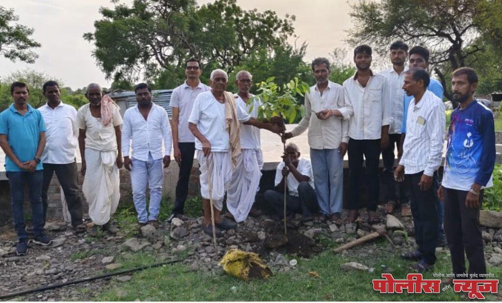 ए.ई.जी. फाऊंडेशन, लक्ष्मी कृषी सेवा केंद्र व कदम कृषी सेवा केंद्र यांच्या संयुक्त विद्यमाने महाराष्ट्र कृषी दिनानिमित्त वृक्षारोपन