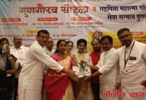 राज्यस्तरीय राष्ट्रपिता महात्मा गांधी व्यसनमुक्ती सेवा सन्मान पुरस्काराने बालिका मुळे सन्मानित