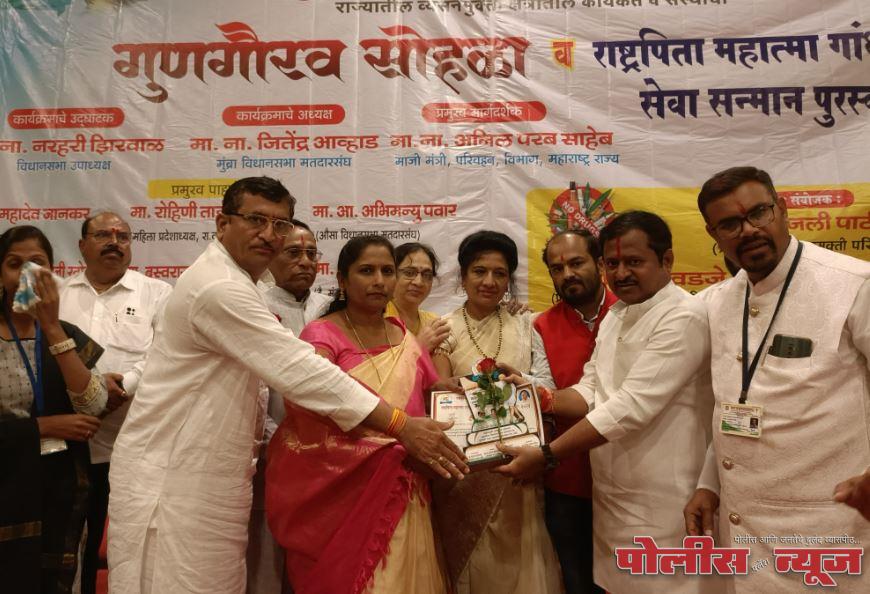 राज्यस्तरीय राष्ट्रपिता महात्मा गांधी व्यसनमुक्ती सेवा सन्मान पुरस्काराने बालिका मुळे सन्मानित