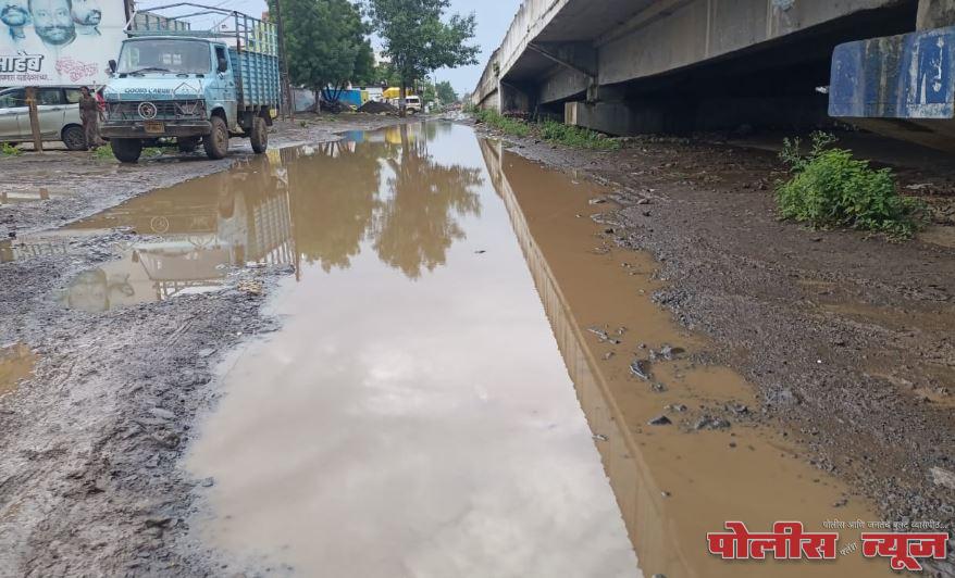 उदगीर शहरात जाणाऱ्या रस्त्यावर खड्डेच खड्डे !