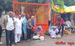 प्रभुराज प्रतिष्ठाण,लातूरच्या वतीने वंचित व गरजू लोकांना पावसाळी मोसमात पावसापासून बचावासाठी कुंची वाटप