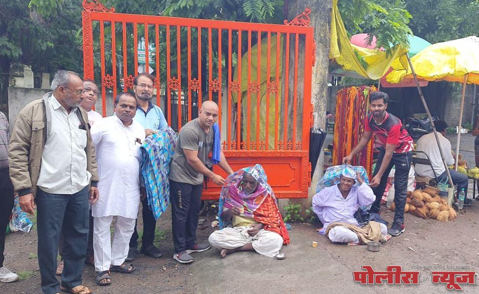 प्रभुराज प्रतिष्ठाण,लातूरच्या वतीने वंचित व गरजू लोकांना पावसाळी मोसमात पावसापासून बचावासाठी कुंची वाटप