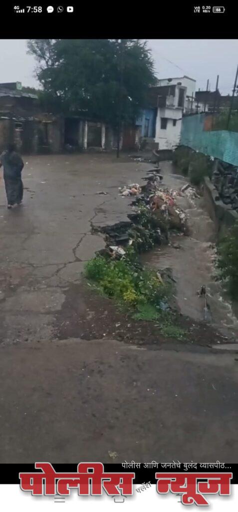 पहिल्याच पावसात नालीचा कठडा गेला वाहून, रस्ता ही खचू लागला !