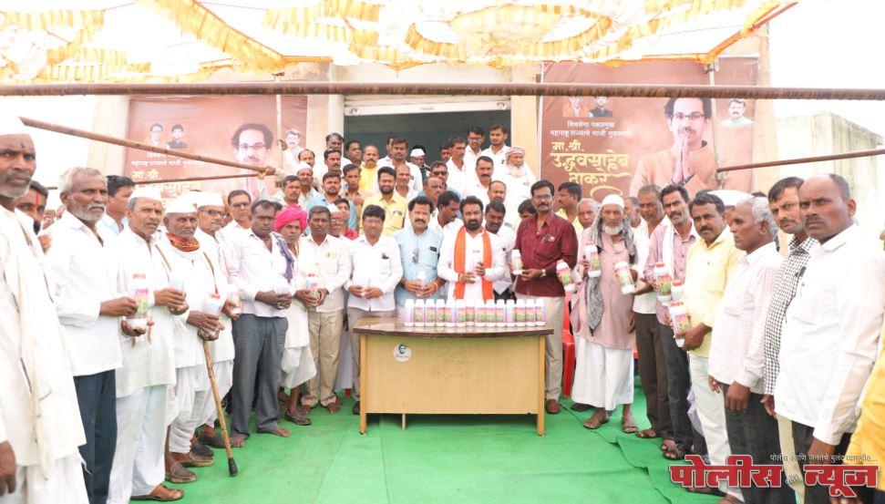 उद्धवजी ठाकरे यांच्या वाढदिवसानिमित्त शेतकऱ्यांना पीक फवारणी साहित्य वाटप - शिवसेना सहसंपर्कप्रमुख संतोष सोमवंशी यांचा उपक्रम