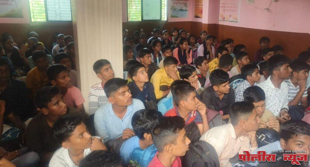 विद्यार्थ्यांनी हेलन केलर यांचा आदर्श घ्यावा - मोगेकर