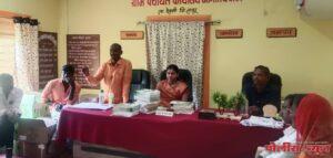 नागतिर्थवाडी येथे शेतकऱ्यांना फवारणीसाठी मोफत औषध वाटप