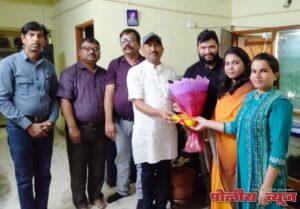 महात्मा फुले महाविद्यालयाचे प्राचार्य व प्राध्यापकांचा माजी विद्यार्थ्यी भेटीच्या अभिनव उपक्रमास प्रारंभ