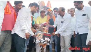 सकल मराठा समाजाच्या वतीने नितेश राणे यांच्या प्रतीकात्मक पुतळ्याला जोडे मारून, दहन