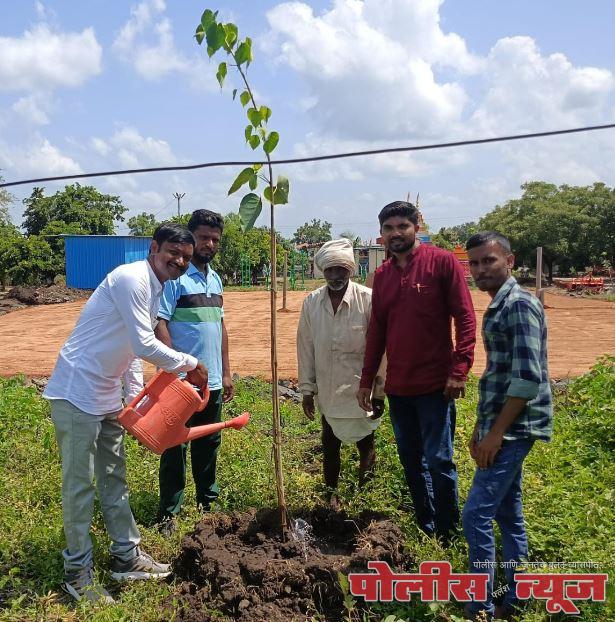 बाळासाहेब बिराजदार यांचा वाढदिवसानिमित्त फळ वाटप व वृक्षारोपण