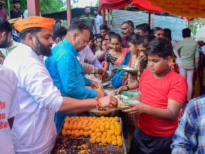 महाप्रसादाच्या वाटपाने आत्मिक समाधान लाभते - विश्वजीत गायकवाड