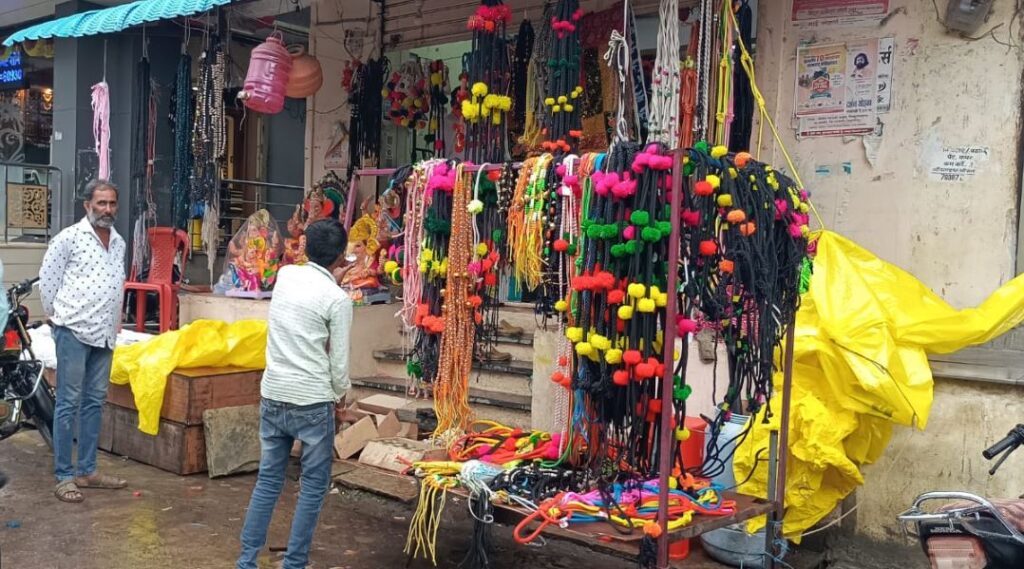 बैल पोळ्याचा बाजार सजला पण अति वृष्टीच्या भीतीमुळे शेतकरी बाजारात फिरकेनात!