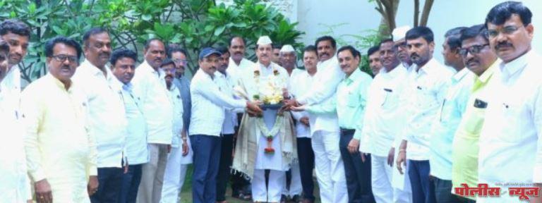 माजी मंत्री दिलीपराव देशमुख यांचा मातोळा ग्रामस्थातर्फे सत्कार