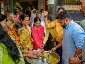 दत्त मंदिर आणि महादेव मंदिर येथे इन्जि. विश्वजीत गायकवाड फाउंडेशन तर्फे महाप्रसाद वाटप