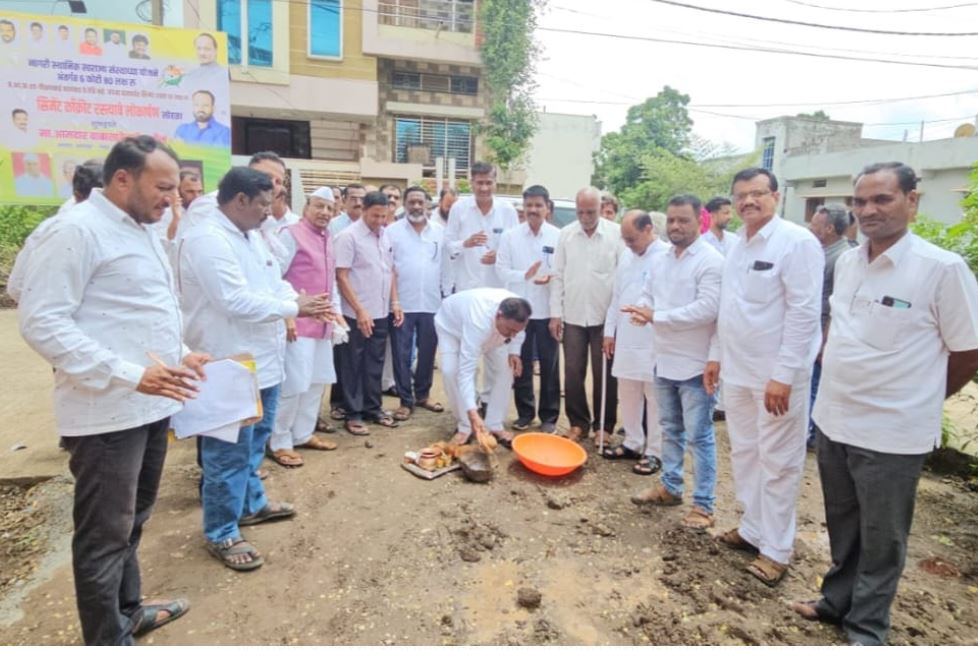 अहमदपूर शहरात १३ कोटी ६० लाख रूपयांच्या सिमेंट रस्ते व नाली कामाचे आ. बाबासाहेब पाटील यांच्या हस्ते उद्धाटन