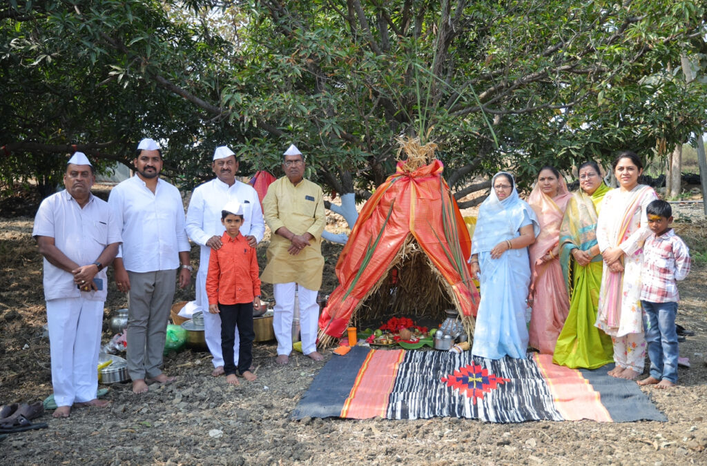 सहकार मंत्री बाबासाहेब पाटील यांनी सहकुटुंब साजरी केली दर्शवेळ अमावस्या