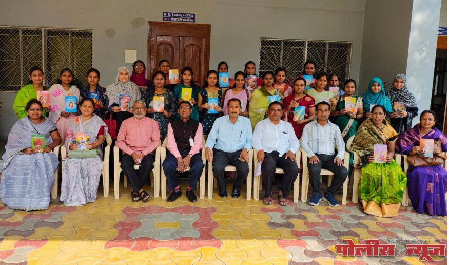 महाराष्ट्र उदयगिरीत महिला कर्मचाऱ्यांना ग्रंथांचे वाण