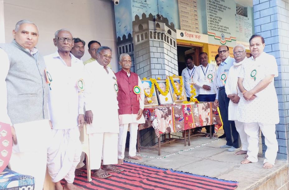 शास्त्री प्राथमिक शाळेत सामुहिक देशभक्तीपर गीत गायन स्पर्धा संपन्न