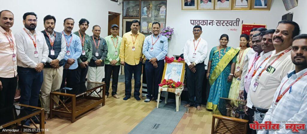 महात्मा फुले महाविद्यालयात स्वातंत्र्यसेनानी स्वामी रामानंद तीर्थ यांना अभिवादन