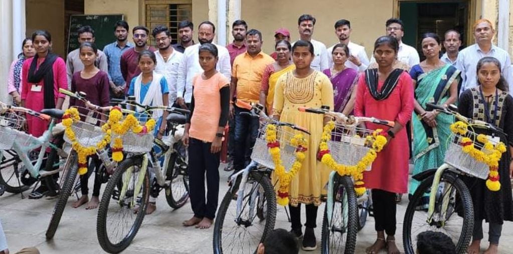 शाळेतील मुलींना मिळाल्या नवीन सायकली, चावी हाती येताच मुलींच्या चेहऱ्यावर फुलले हास्य