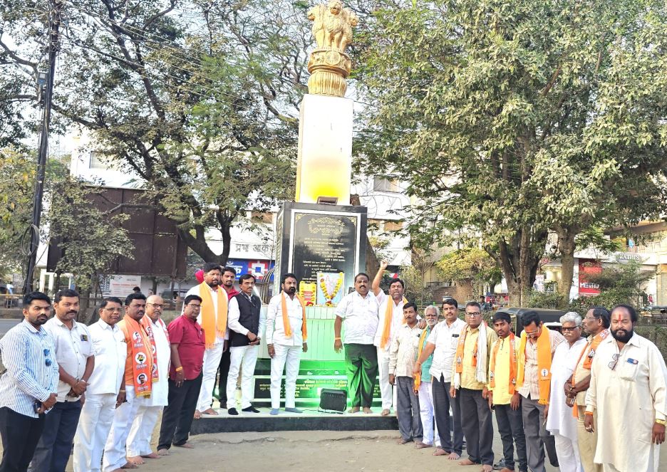 भारतीय संविधानाचे लातूरमध्ये ठाकरे शिवसेनेकडून पूजन शिवसैनिकांनी केला संविधानाचा जयजयकार!