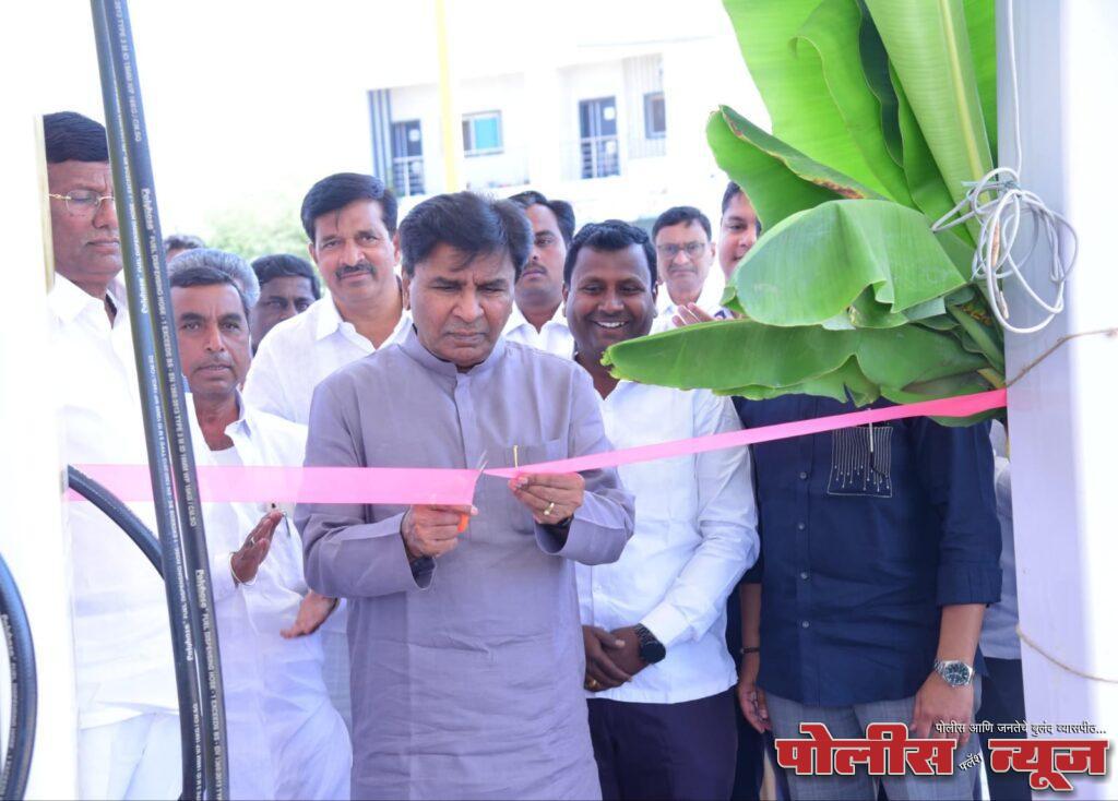 बसवराज पाटील यांच्या हस्ते बसवराज पेट्रोलियमचे उद्घाटन.