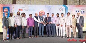 चाकूर अर्बन बँकेच्या शिरपेचात आणखी एक मानाचा तुरा, ब्ल्यू रिबन पुरस्काराने सन्मानित