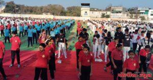 जागतिक सूर्यनमस्कार दिनाच्या निमित्ताने 2100 विद्यार्थ्याकडून सामूहिक सूर्यनमस्काराचे सादरीकरण