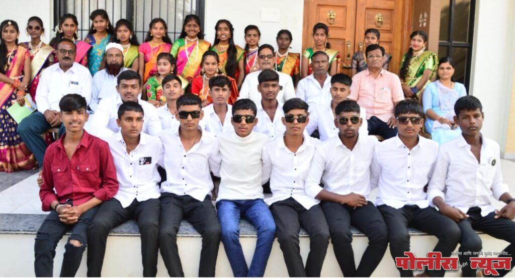 प्रतिभा निकेतन विद्यालयाच्या विद्यार्थ्यांनी घेतला स्वयंशासन दिनाचा आनंद