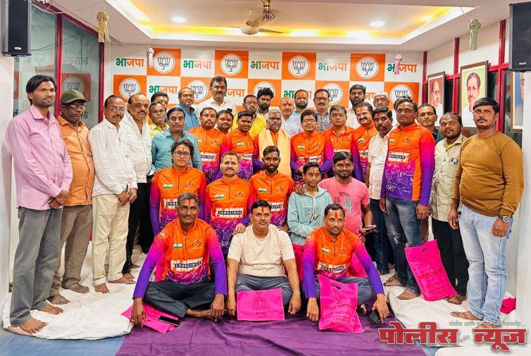 सायकलिंग ग्रुपच्या सदस्यांचा भाजपच्या वतीने सत्कार