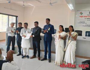 ज्ञानेश्वर बडगे यांचा उत्कृष्ट बीएलओ म्हणून सुशांत शिंदे यांच्या हस्ते सत्कार
