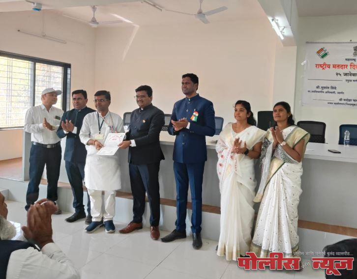 ज्ञानेश्वर बडगे यांचा उत्कृष्ट बीएलओ म्हणून सुशांत शिंदे यांच्या हस्ते सत्कार