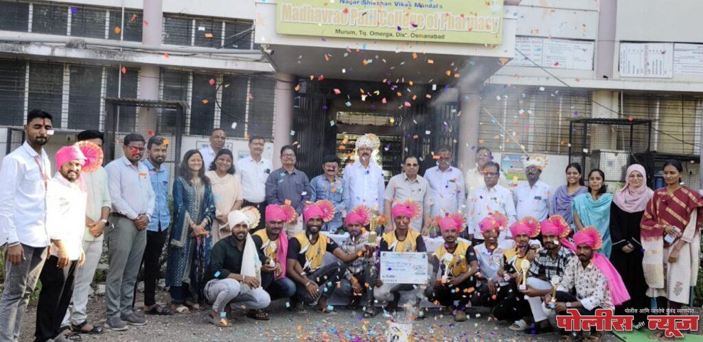हॉलीबॉल खेळाडूंच्या कामगिरीबद्दल माधवराव पाटील कॉलेज ऑफ फार्मसीच्या वतीने सत्कार