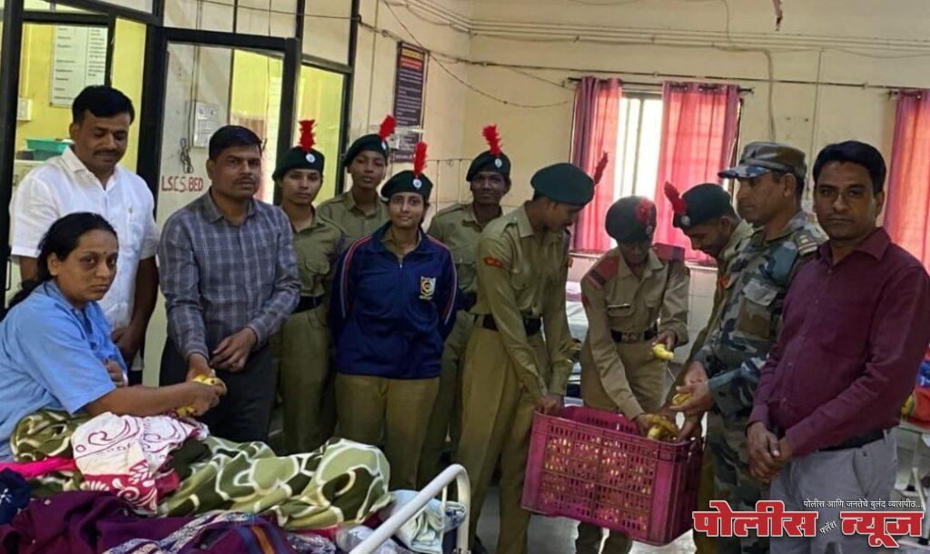 अशोकराव पाटील एकंबेकर यांच्या जयंतीनिमित्त जिल्हा उप रुग्णालयामध्ये फळांचे वाटप