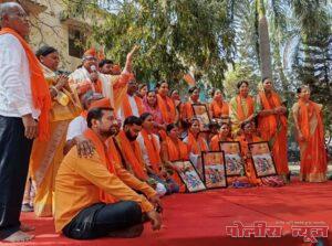 श्यामलाल स्मारक शिक्षण संस्थेकडून श्याम परिवारातील कुंभमेळ्यासाठी गेलेल्या यात्रेकरूंचे स्वागत