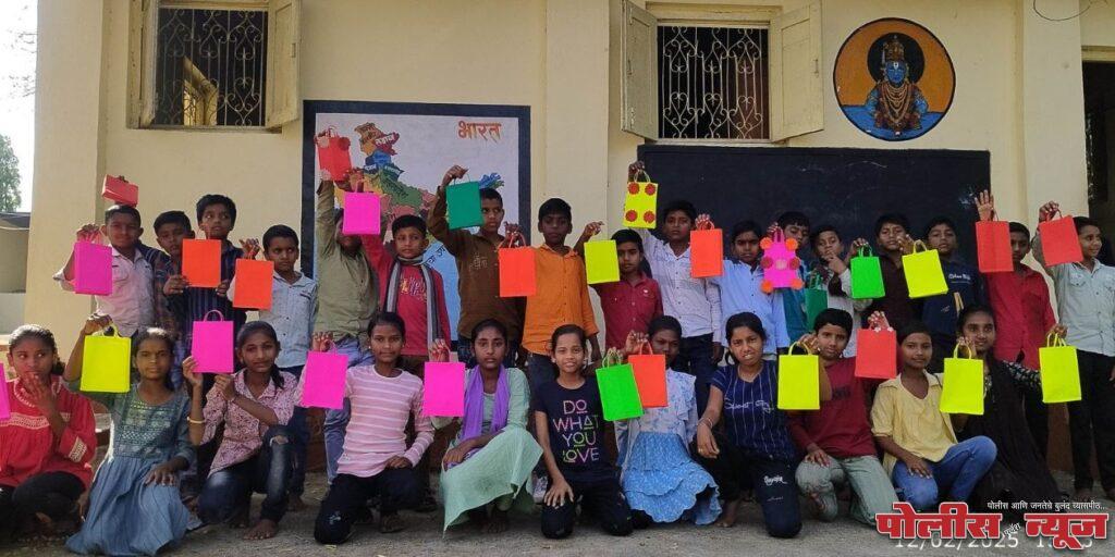 राष्ट्रीय उत्पादकता दिनानिमित्त श्री पांडूरंग विद्यालयात कागदी पिशवी निर्मिती उपक्रम